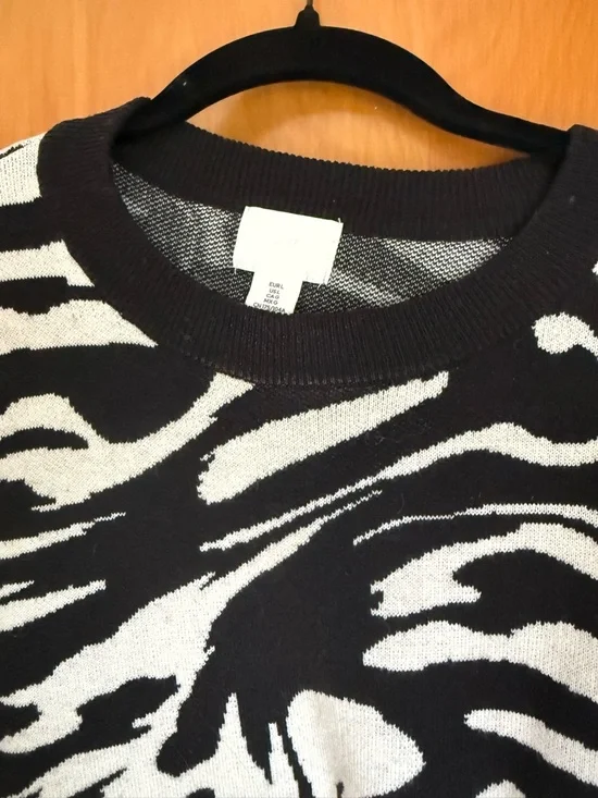 H&M Black and White Zebra-Print Cropped Sweater - Picture 2 of 4